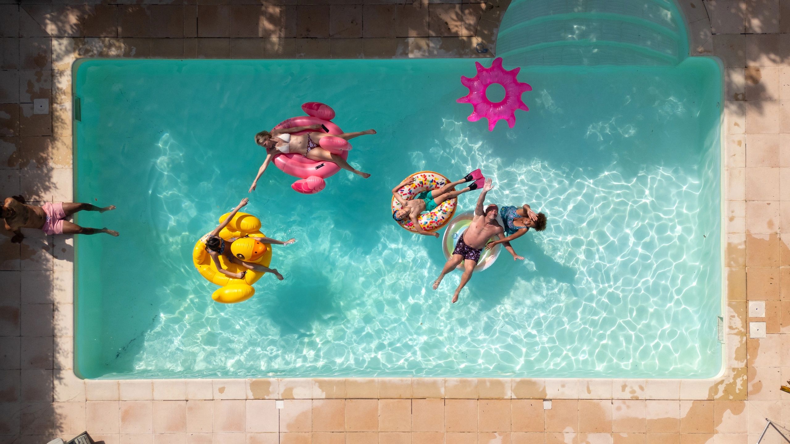 Group vacation scene representing group travel testimonial